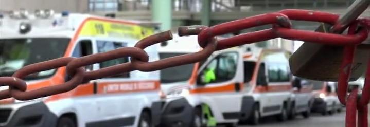 Ambulanze inchiodate in fila al Pronto Soccorso, ritardano i soccorsi: muore una donna in ospedale